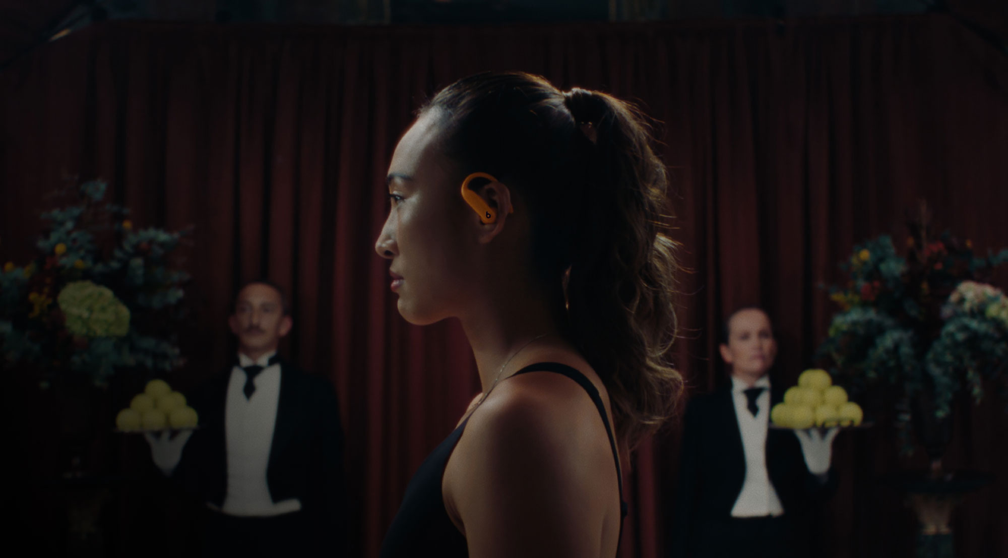 佩戴 Powerbeats Pro 2 的人